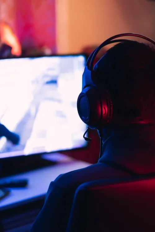 man in red shirt wearing black headphones, stream delay
